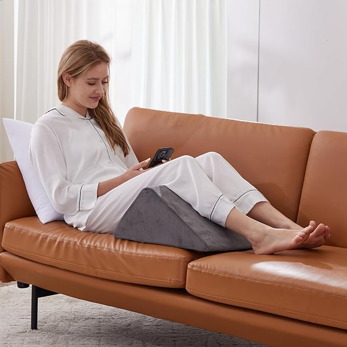 Knee Wedge Pillow, Memory Foam Leg Pillow Bed Wedge for Sleeping, Post Surgery Triangle Pillow for Knee Support, Leg Elevation, Knee Hip Back Pain Relief (23.6" x 26" x 10", Extra Large, Short Plush)