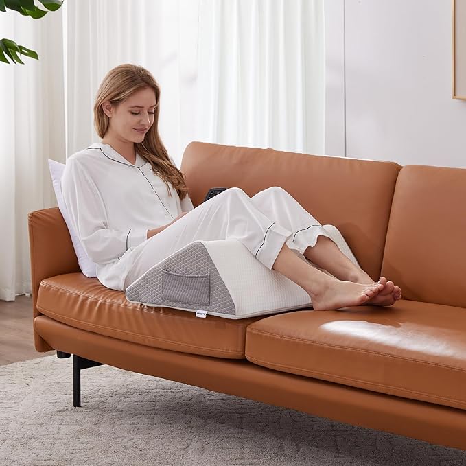 Knee Wedge Pillow, Memory Foam Leg Pillow Bed Wedge for Sleeping, Wedge Pillow for Legs Post Surgery, Triangle Pillow Wedge for Knee Support, Leg Elevation, Knee Hip Back Pain Relief, White